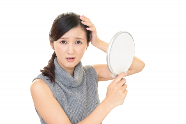 鏡を持った女性